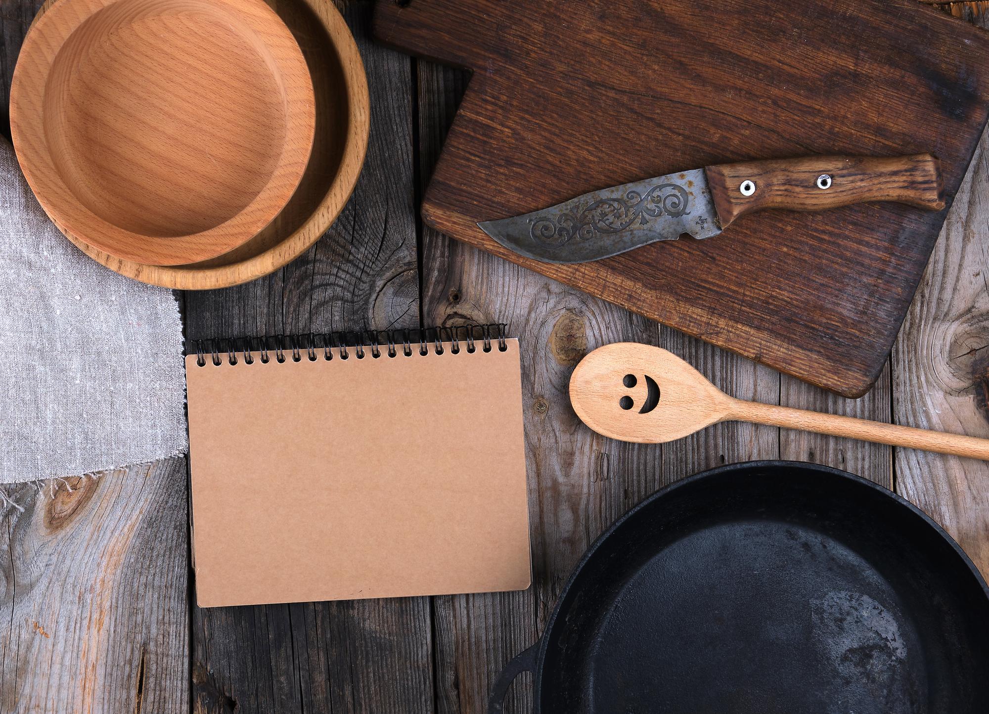 Banco di lavoro con utensili e libri di ricette