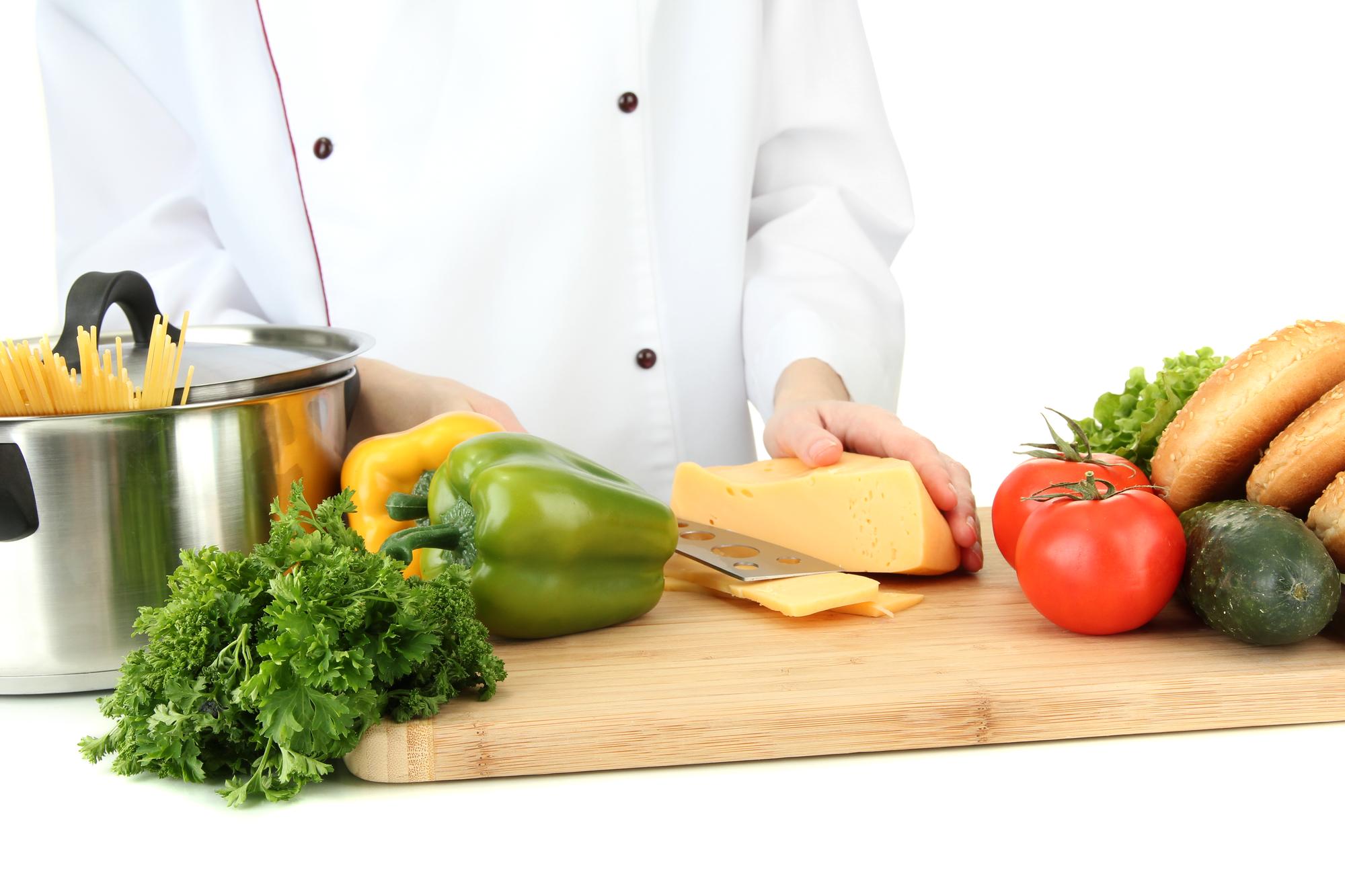 Chef al lavoro in cucina artigianale