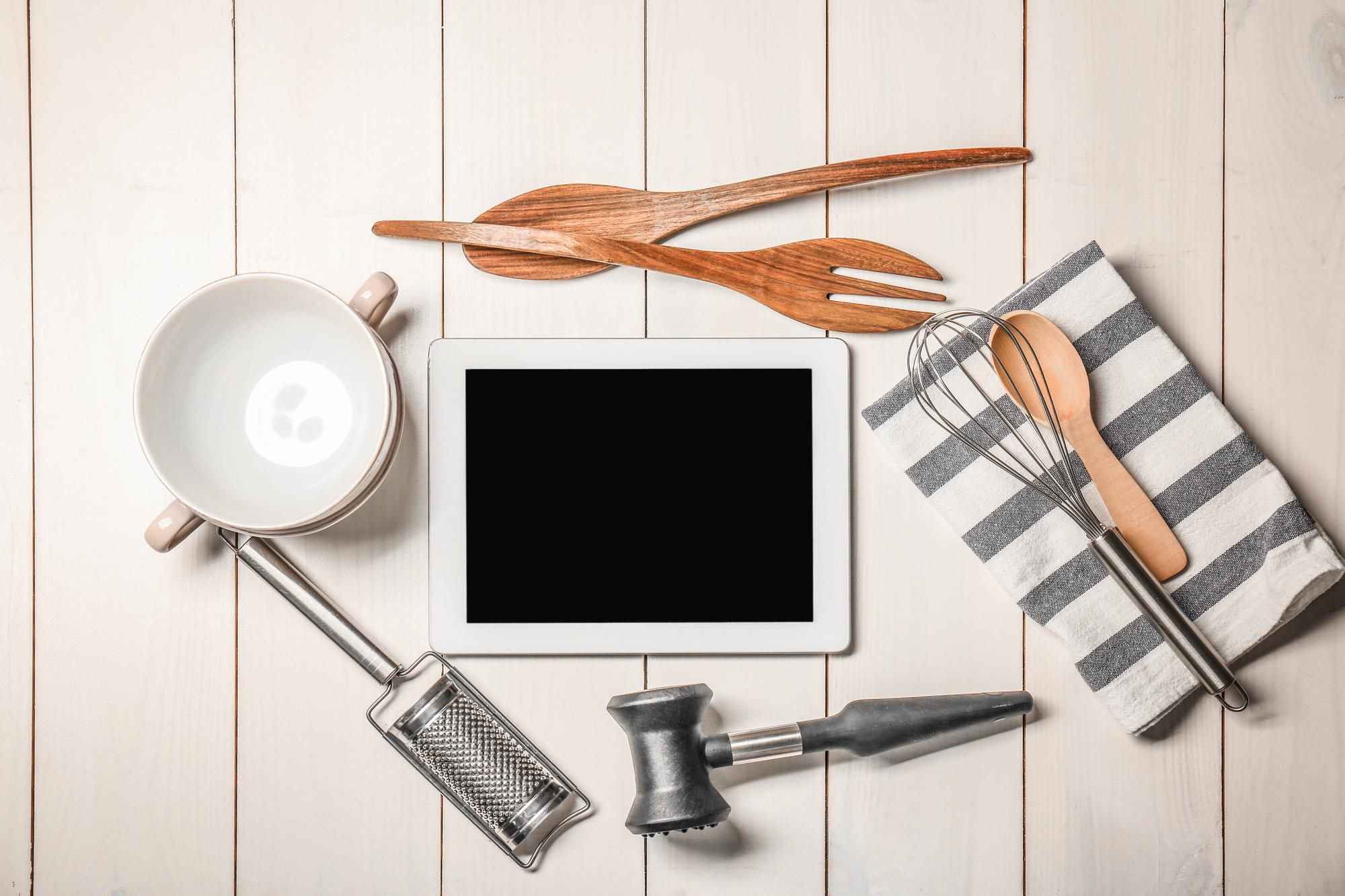 Set di strumenti da cucina disposti su tavolo